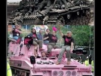 Немецкие гомосексуалисты на танке